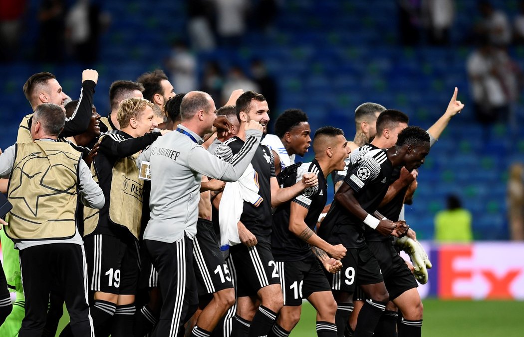 Fotbalisté Tiraspolu se radují ze šokujícího vítězství na půdě Realu Madrid v Lize mistrů