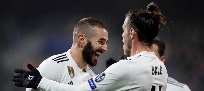 Karim Benzema slaví spolu s Garethem Balem třetí gól do sítě Viktorie Plzeň