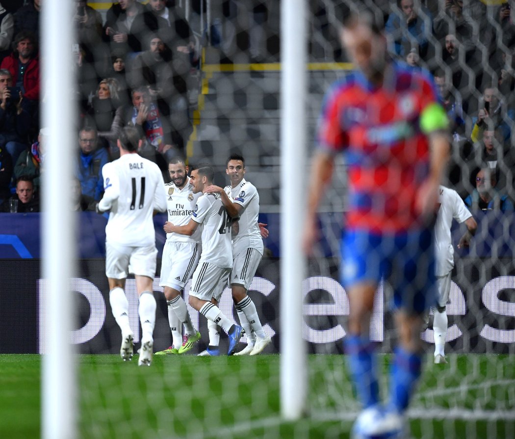 Fotbalisté Realu Madrid slaví první gól do sítě Viktorie Plzeň