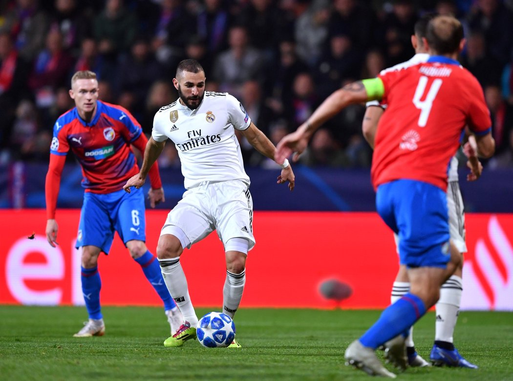 Karim Benzema střílí první gól Realu Madrid do sítě Viktorie Plzeň