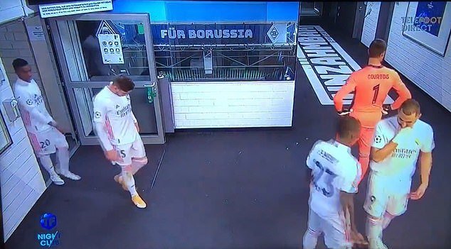 Francouzský útočník Realu Karim Benzema o přestávce utkání s Mönchengladbachem kritizoval svého spoluháče, brazilského útočníka Vinícia 