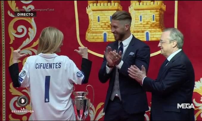 Předsedkyni Madridského autonomního společenství předal prezident klubu Pérez a Sergio Ramos dres a repliku trofeje Ligy mistrů