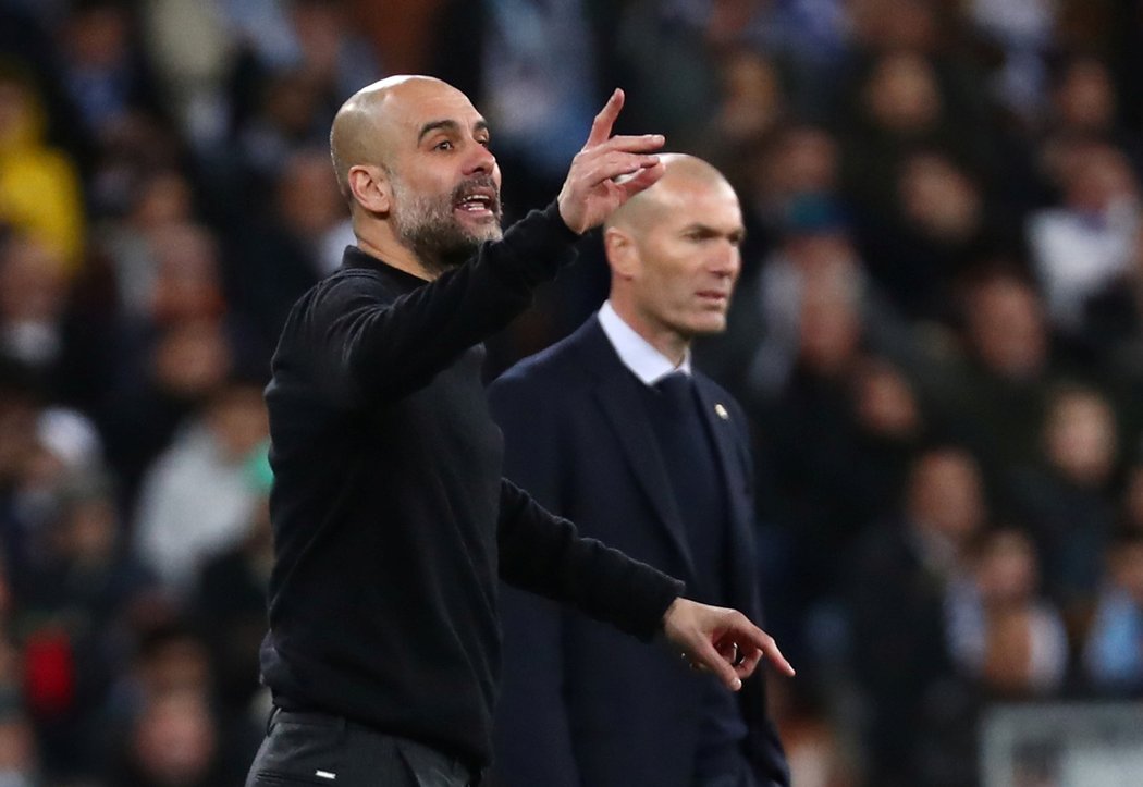 Pep Guardiola udílí pokyny svým hráčům, v pozadí kouč Realu Zinedine Zidane