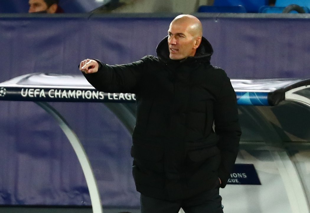 Trenér Realu Madrid Zinedine Zidane během utkání proti Borussii Mönchengladbach