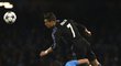 Cristiano Ronaldo přeskakuje beka Neapole Elseida Hysaje