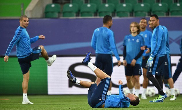 Ronaldo v bolestech na zemi, spoluhráči přihlížejí