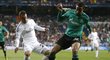 Útočník Realu Jesé v utkání osmifinále Ligy mistrů se Schalke, kde kvůli zranění kolene musel už po dvou minutách na trávníku střídat