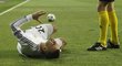 Útočník Realu Madrid Jesé leží na trávníku poté, co si ošklivě poranil koleno