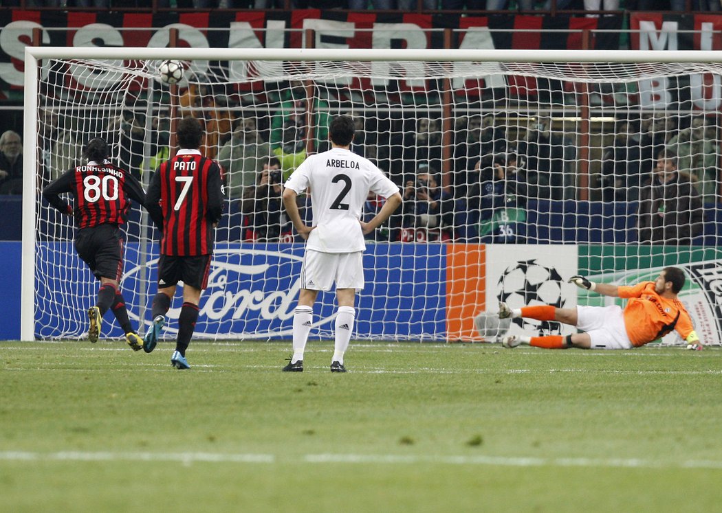 Ronaldinho z AC Milán (vlevo) střílí gól z pokutového kopu do branky Realu Madrid.