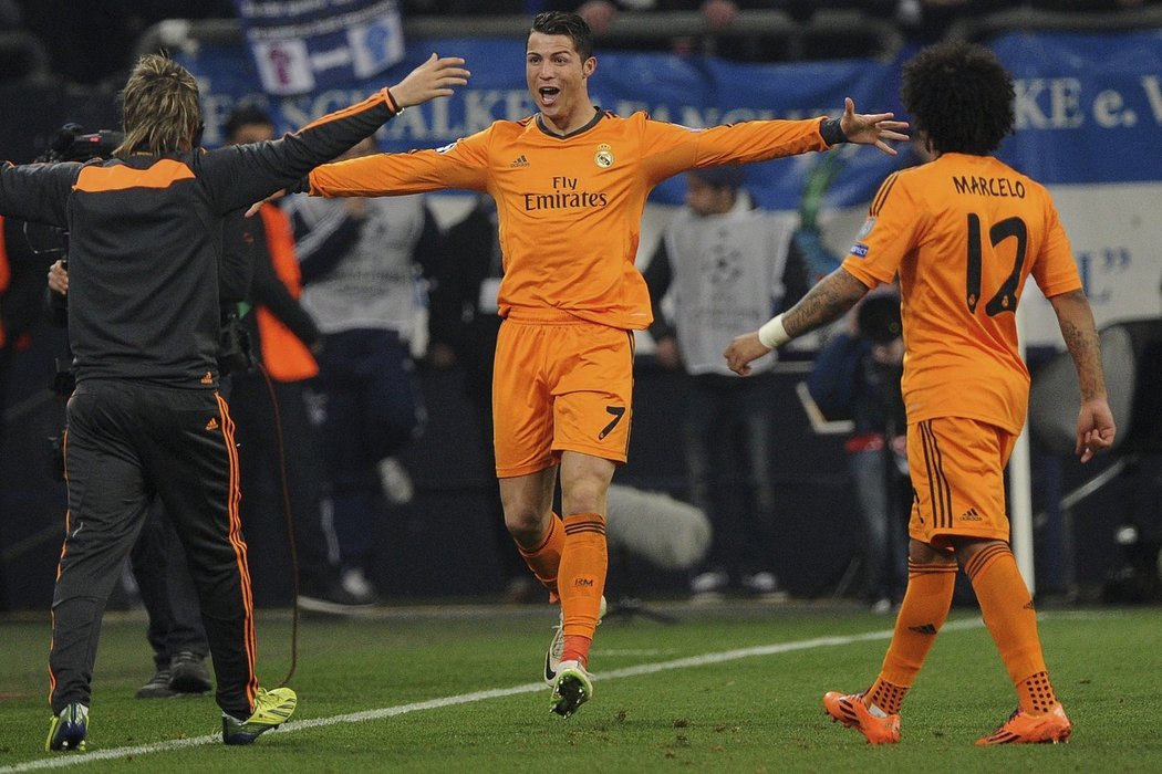 Cristiano Ronaldo slaví třetí gól Realu do sítě bezmocného Schalke