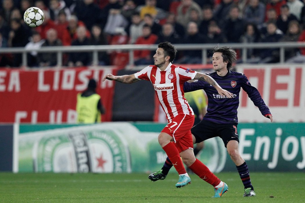 Český fotbalista Tomáš Rosický nastoupil v Pireu v základní sestavě Arsenalu. Rosický se blýskl v zápase Ligy mistrů gólem a mohl se radovat se svými spoluhráči. V poločase ale střídal