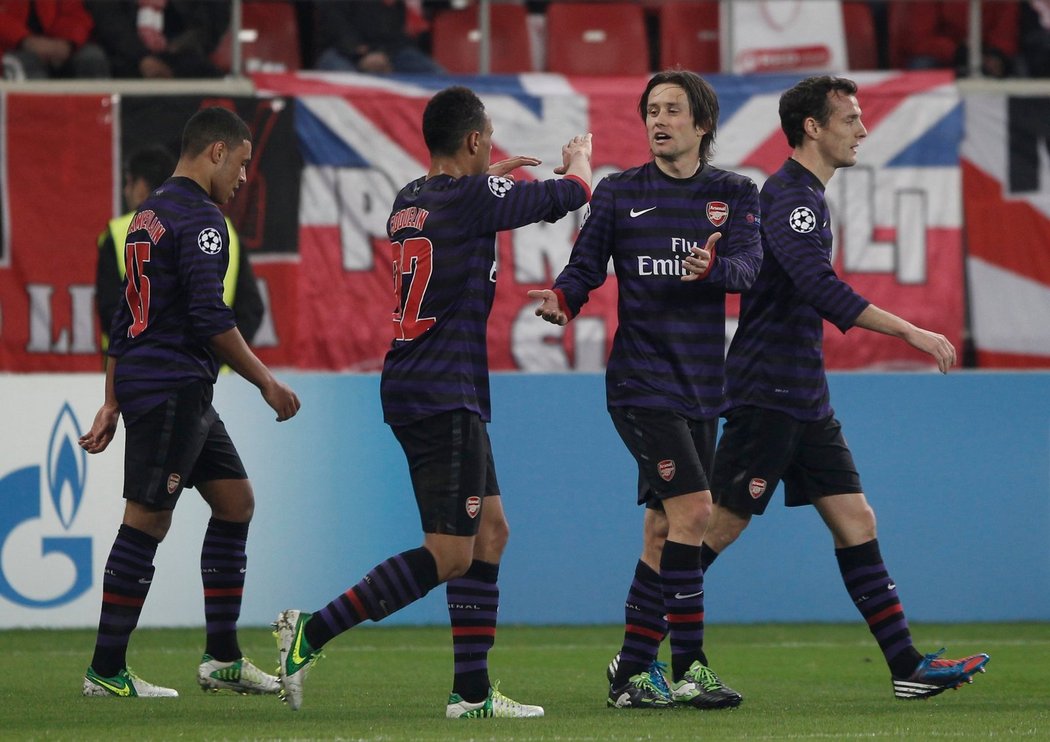Český záložník Tomáš Rosický vstřelil první branku Arsenalu v zápase Ligy mistrů v Pireu. V poločase ale střídal a Řekové dvěma góly skóre otočili.