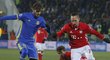 Záložník Bayernu Mnichov Franck Ribéry (vpravo) se snaží prosadit přes obranu Rostova