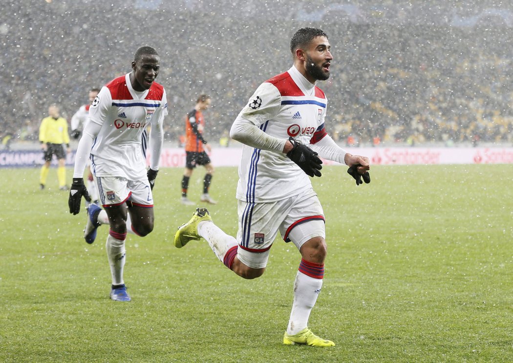 Záložník Lyonu Fekir po trefě proti Šachtaru Doněck