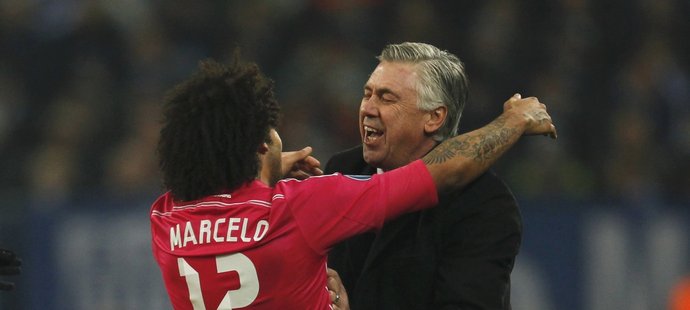 Obránce Marcelo oslavil vstřelenou branku s trenérem Carlem Ancelottim