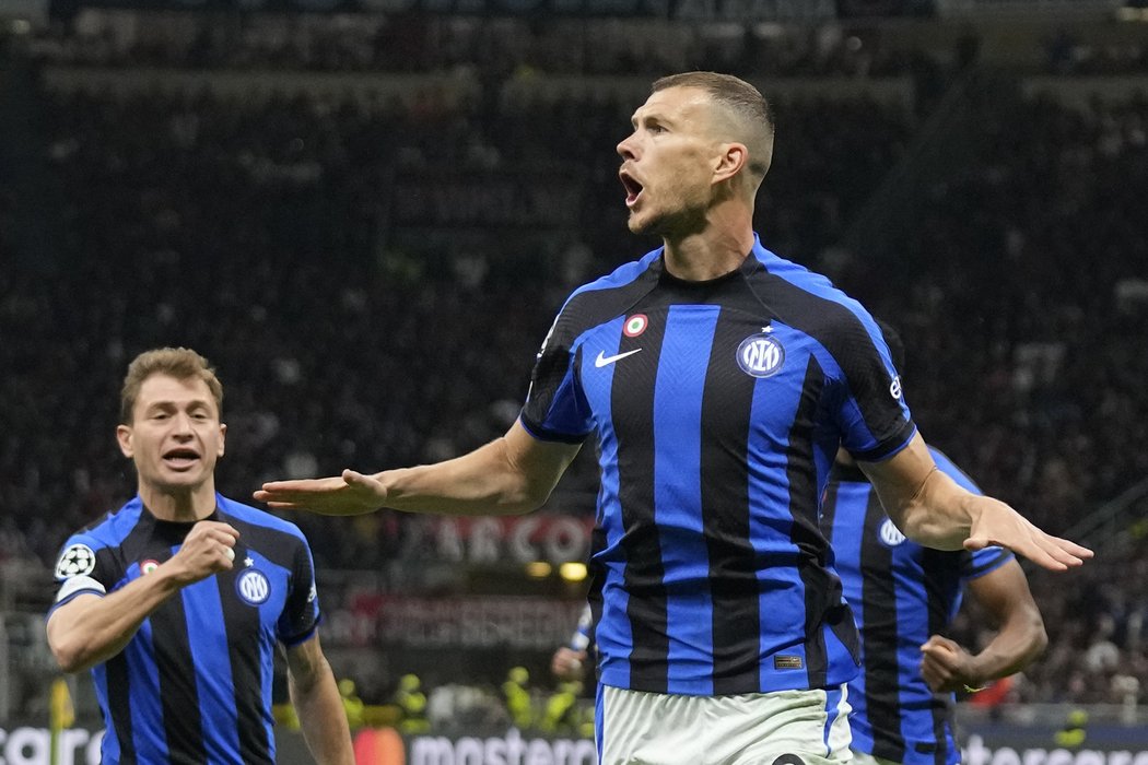 Edin Džeko slaví gól proti AC Milán v semifinále Ligy mistrů