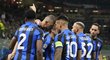 Fotbalisté Interu slaví gól proti městskému rivalovi v Lize mistrů