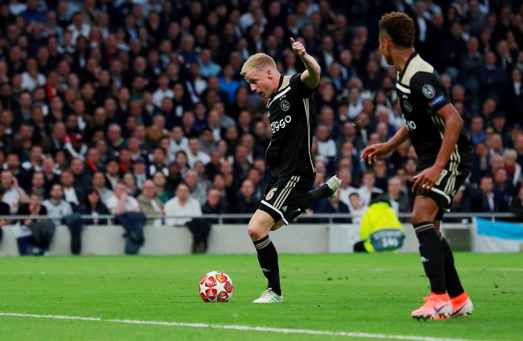 Moment předcházející úvodní brance zápasu mezi Tottenhamem a Ajaxem. Branku vstřelil van de Beek (vlevo)