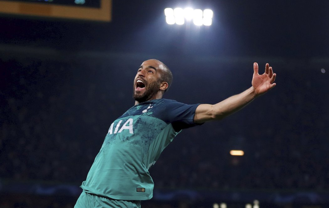 Lucas Moura slaví svůj třetí a postupový gól do sítě Ajaxu, Tottenham tak ukradl domácím finále Ligy mistrů