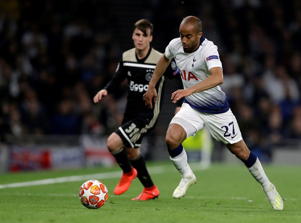 Nicolás Tagliafico a Lucas Moura v souboji o míč během utkání Tottenhamu s Ajaxem