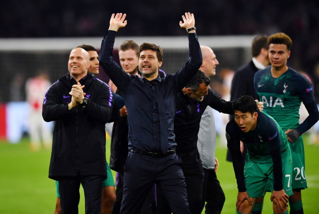 Mauricio Pochettino (uprostřed) slaví postup Spurs do finále Ligy mistrů