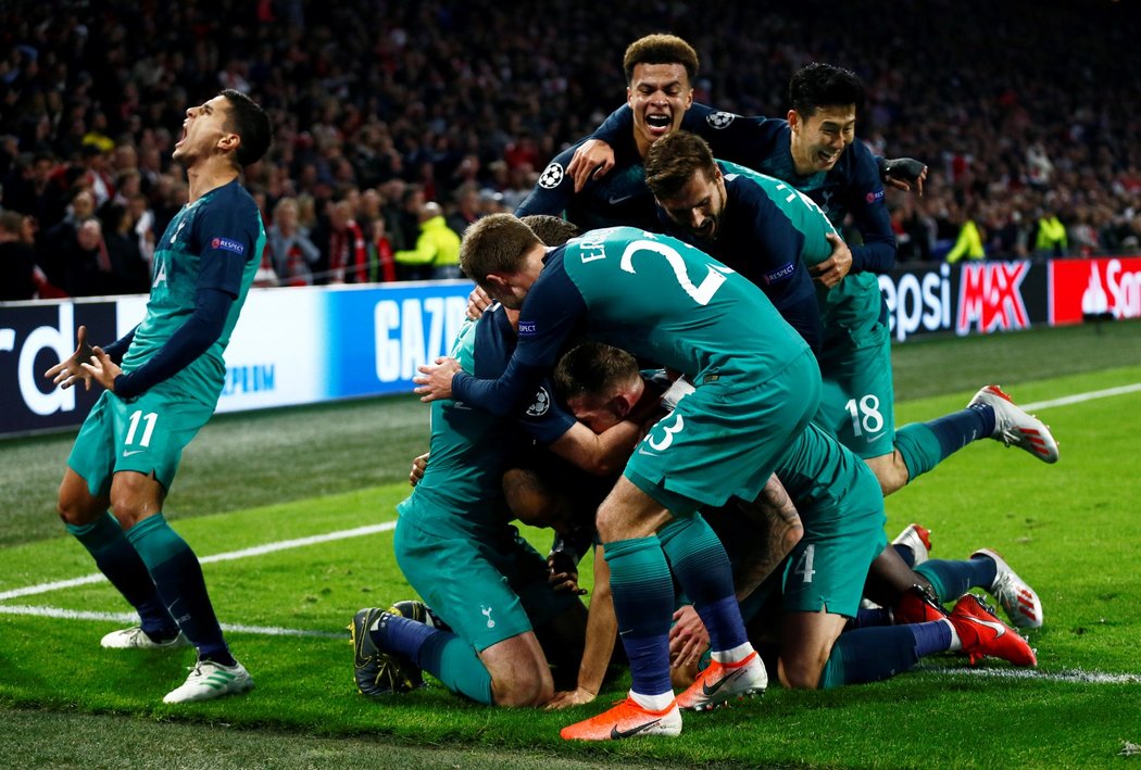 Fotbalisté Tottenhamu oslavují postupový gól Lucase Moury