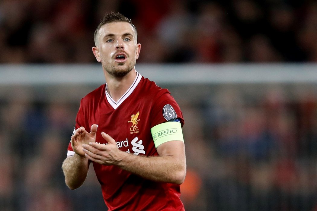 Kapitán Liverpoolu Jordan Henderson během duelu s AS Řím, který anglický klub rozstřílel 5:2