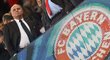 Prezidenta Bayernu Mnichov Uliho Hoenesse sice stíhá policie kvůli daňovým únikům, ale postup bavorského klubu přes Barcelonu do finále Ligy mistrů si vychutnal