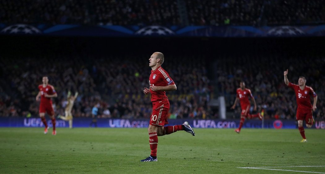 Nizozemec Arjen Robben se v dresu Bayernu Mnichov raduje z gólu v síti Barcelony. Bayern postoupil do finále Ligy mistrů proti Dortmundu