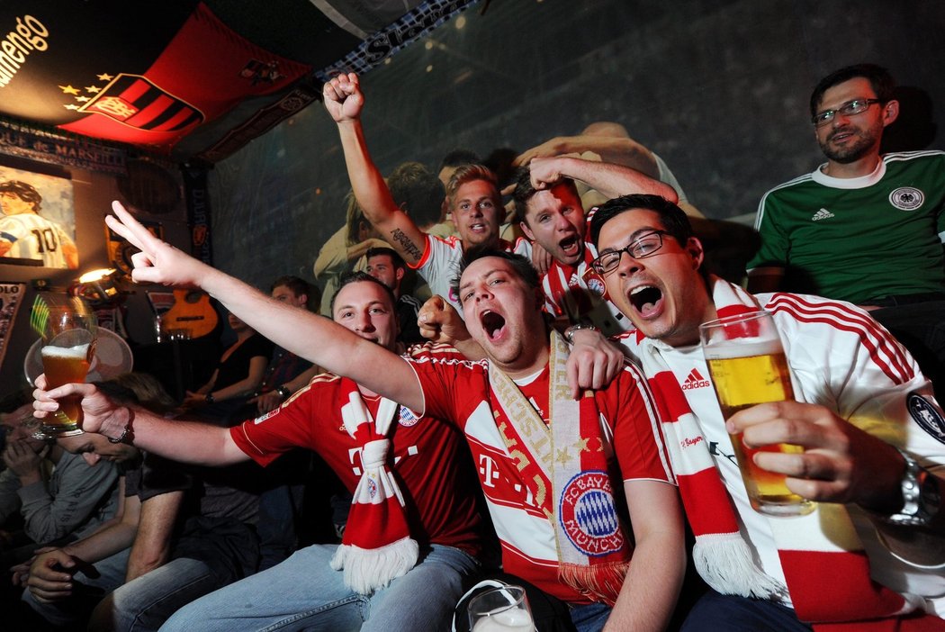 Fanoušci bayernu slaví postup do finále Ligy mistrů. V květnu si ve Wembley zahrají proti Dortmundu.