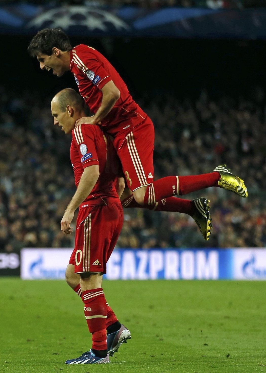 Nizozemec Arjen Robben se v dresu Bayernu Mnichov raduje z gólu v síti Barcelony. Bayern postoupil do finále Ligy mistrů proti Dortmundu. Střelci skočil na záda Španěl Martinez.