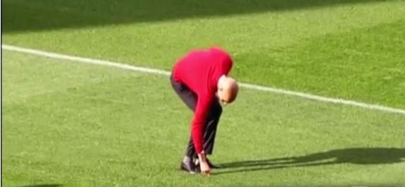 Kouč Bayernu Pep Guardiola nebyl spokojený s trávníkem na stadionu Atlétika a nechal ho dokonce přeměřit