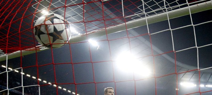 Brankář Bayernu Manuel Neuer se smutně dívá za míčem, který pod zdí poslal do sítě Cristiano Ronaldo