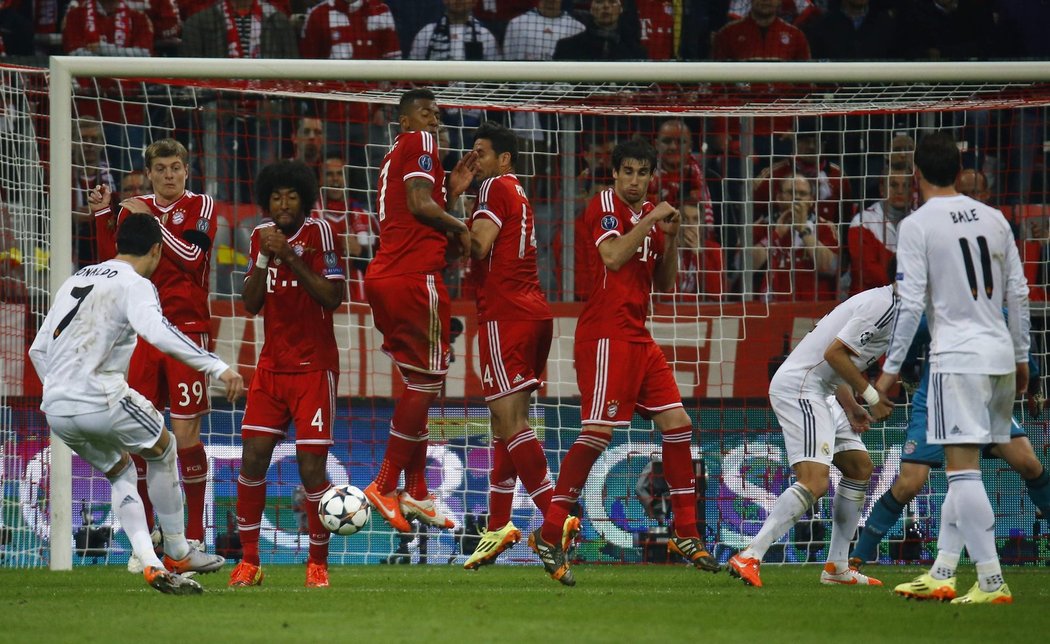 Cristiano Ronaldo podstřeluje zeď Bayernu a zvyšuje na konečných 4:0 pro Real