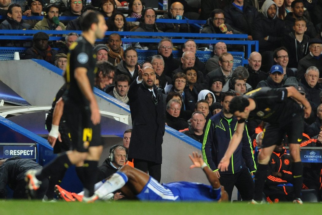 Na opět ležícího Didiera Drogbu pořvává i kouč Barcelony Josep Guardiola