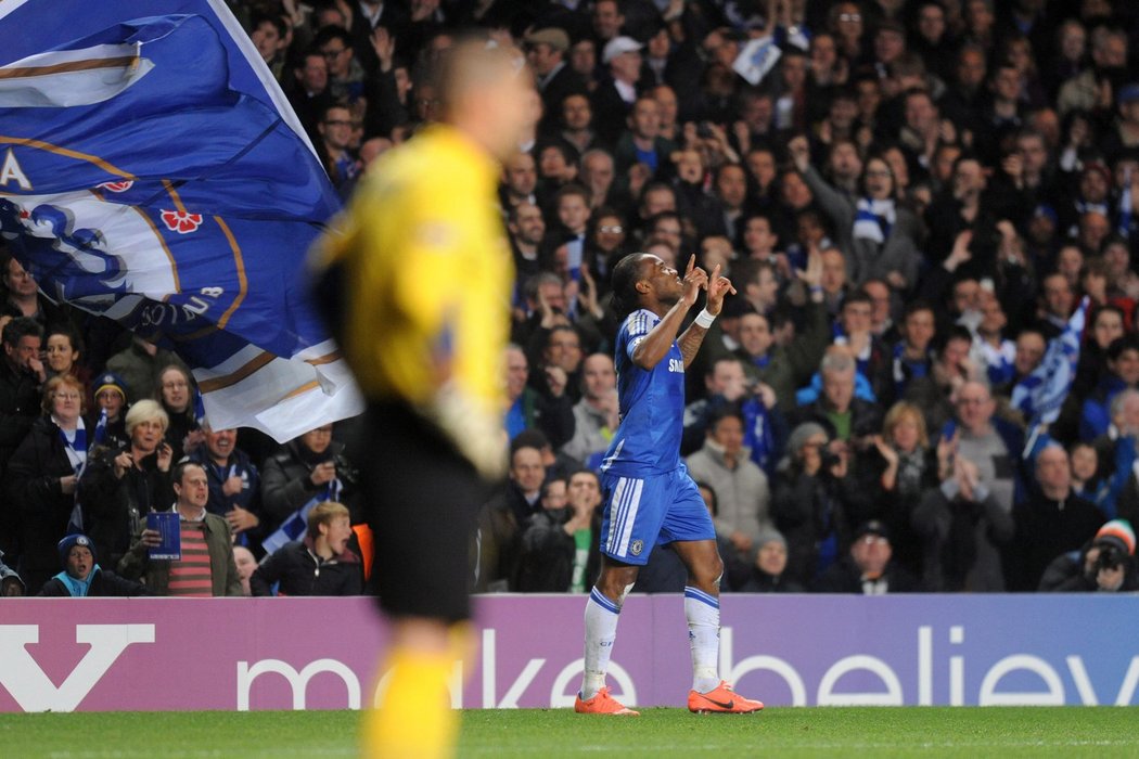 Didier Drogba se raduje z vedoucího gólu v semifinále proti Barceloně, v popředí brankář Victor Valdes