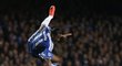 Didier Drogba padá po jedné ze svých hlaviček v semifinále Ligy mistrů