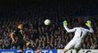 Alexis Sanchez krásným lobem překonal Petra Čecha, míč ovšem skončil na břevně