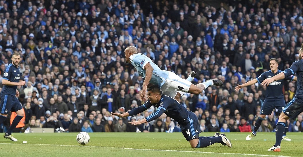 Letící Vincent Kompany z Manchesteru City takhle zboural Casemira, který se mu šikovně nastavil do cesty