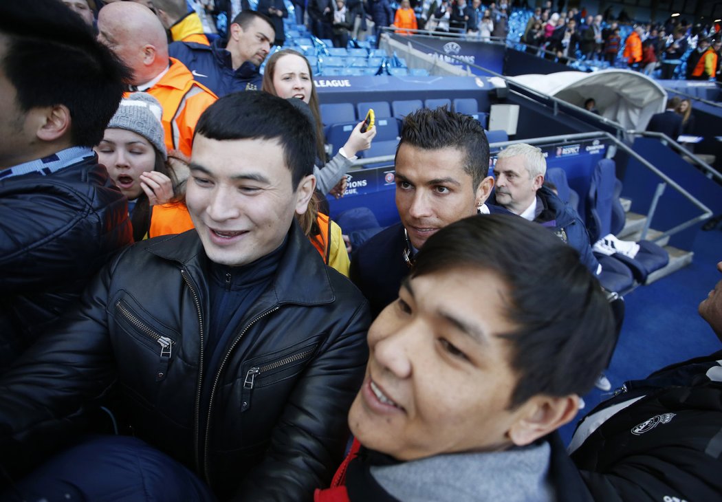 Zraněný Cristiano Ronaldo pózuje fanouškům před duelem proti Citizens