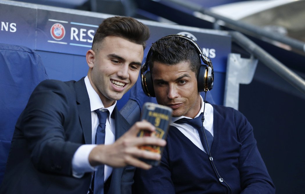 Cristiano Ronaldo se sluchátky na hlavě na lavičce Realu před semifinále LM proti Manchesteru City. CR7 nebude hrát kvůli zranění.