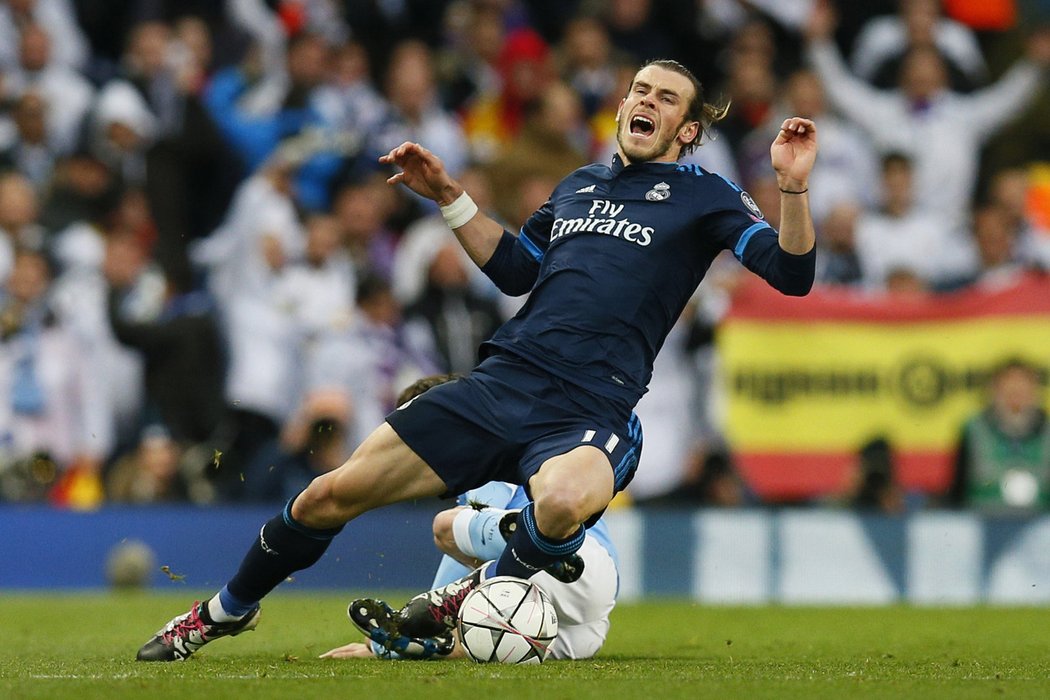 Gareth Bale padá s bolestivou grimasou po faulu Davida Silvy