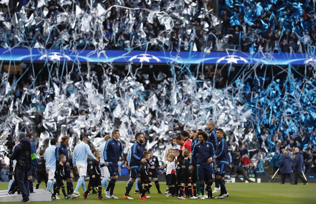 Fotbalisté Realu a Manchesteru City nastupují k úvodnímu duelu semifinále LM, domácí fanoušci je přivítali působivým choreem