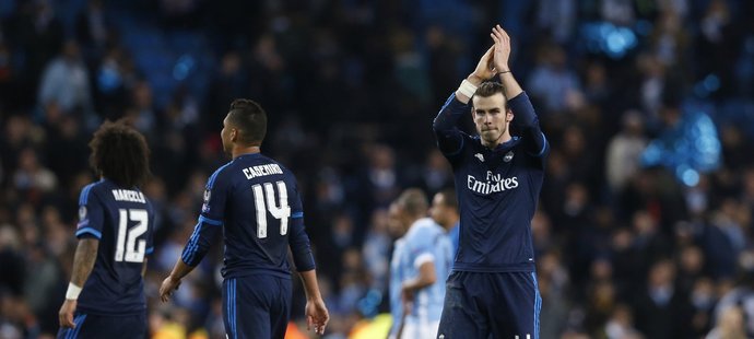 Gareth Bale tleská fanouškům po prvním semifinále Ligy mistrů na půdě Manchesteru City