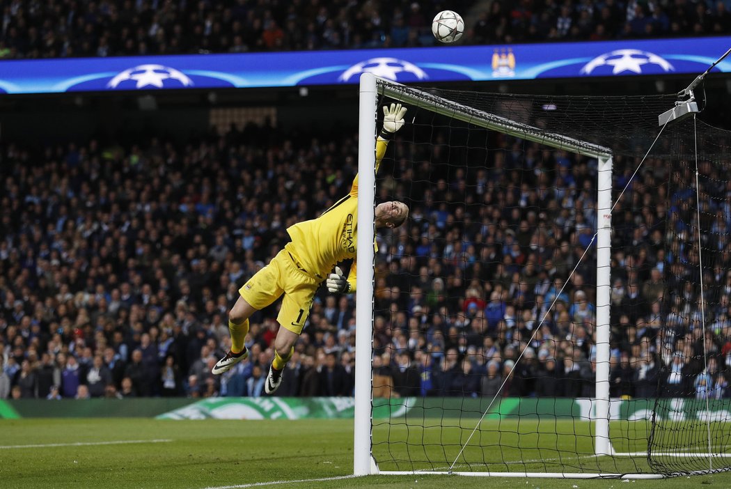 Brankář Manchesteru City se natahuje po míči, který Jese poslal jen do břevna