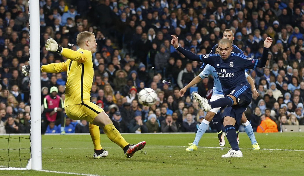 Brankář Manchesteru City Joe Hart likviduje obří šanci Pepeho z Realu Madrid v úvodním semifinále Ligy mistrů