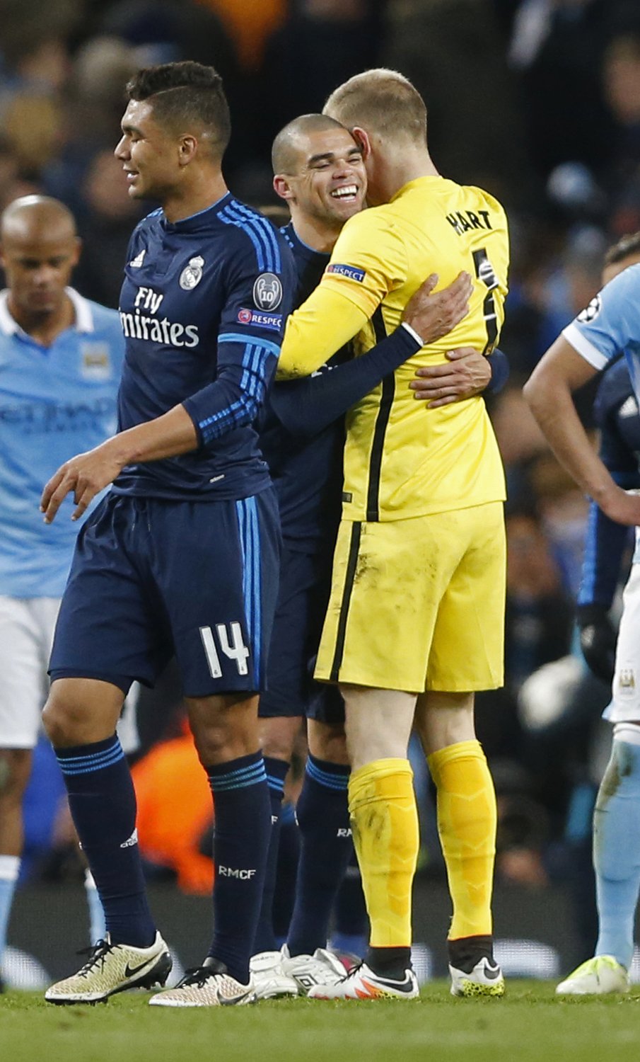 Brankář Manchesteru City Joe Hart se objímá s Pepem z Realu, kterého vychytal chvíli před koncem ve velké šanci