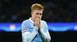 Kevin De Bruyne se drží za hlavu poté, co nedal v závěru úvodního semifinále LM s Realem gól z nadějného přímého volného kopu