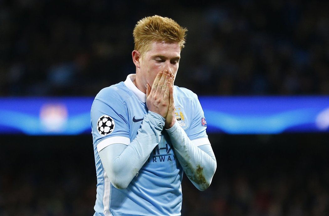 Kevin De Bruyne se drží za hlavu poté, co nedal v závěru úvodního semifinále LM s Realem gól z nadějného přímého volného kopu