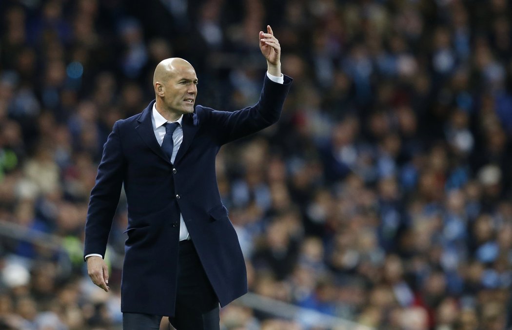 Zinedine Zidane gestikuluje v úvodním semifinále Ligy mistrů Realu na půdě Manchesteru City